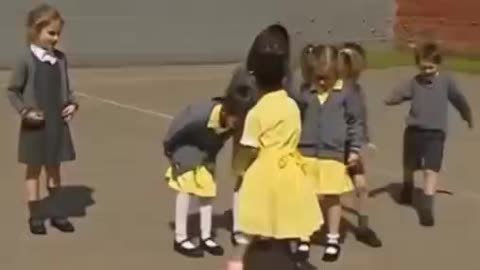 Girl reveals her prosthetic leg to friends, their reaction is pure love