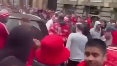 Hinchas del Liverpool atacan auto de sospechoso que embistió a multitud