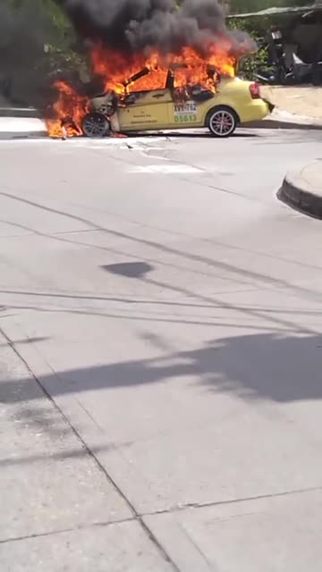 Incendio taxi en Girón