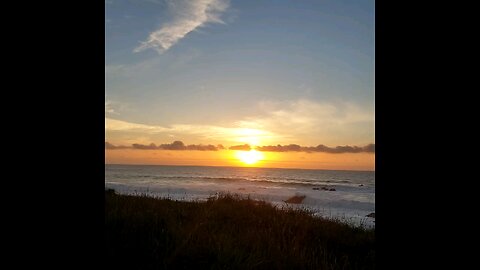 A e minute Sunday sunset over the Pacific on November 23rd 2025 can make people smile 😃. See 👀.