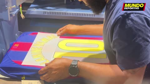 First Lamine Yamal jersey with the 🔟 at the Barça Store