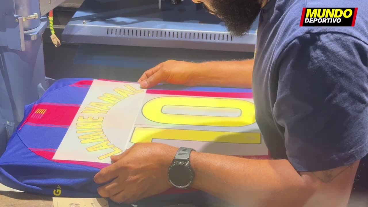 First Lamine Yamal jersey with the 🔟 at the Barça Store