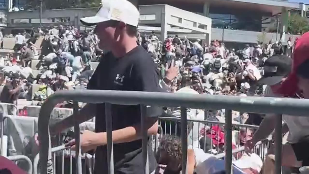 Kirk zastřelen během vystoupení. ZEMŘEL 5