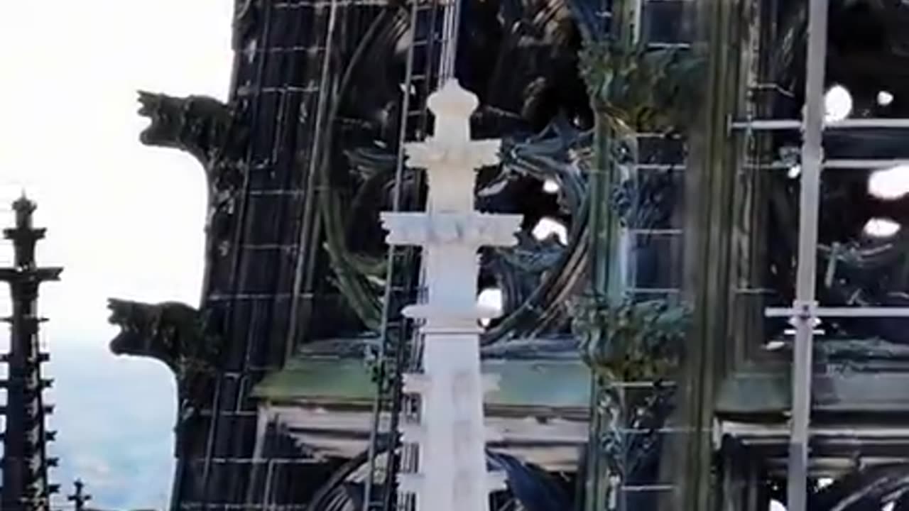 Stonemason at Cologne cathedral