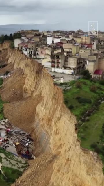 Pamje surreale nga Siçilia! Shtëpitë si lego, qyteza rrëshqet poshtë kodrës