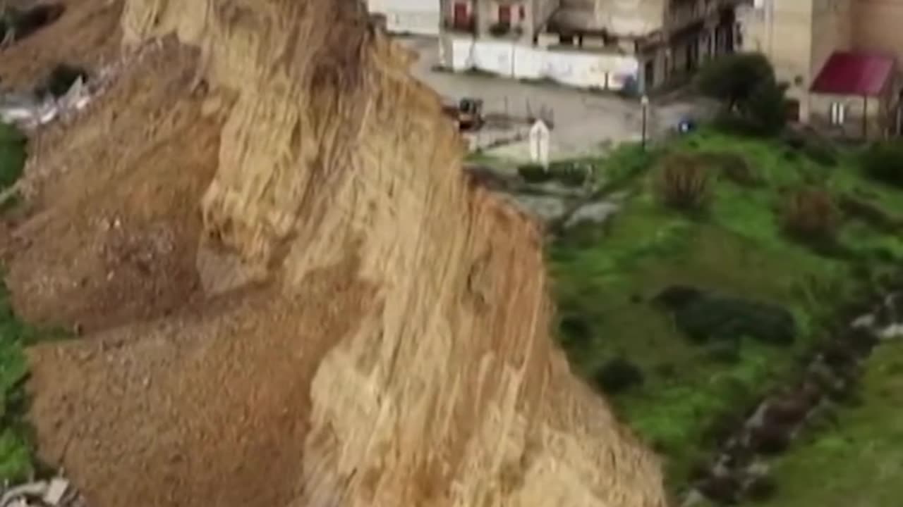 Pamje surreale nga Siçilia! Shtëpitë si lego, qyteza rrëshqet poshtë kodrës