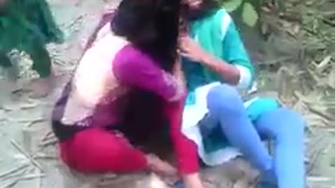 OMG TWO GIRLS IN KISSING MOMENT