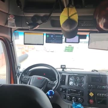 WHAT DO YA DO #ourtruckinglife #reallifetruckers #truckdriver #trucking #atruckerslife #vistatrans