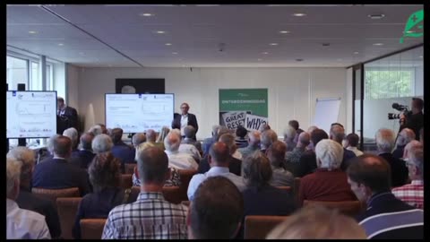 Professor Theo Schetters analyseert grafiek Jaap van Dissel