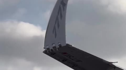 The newest Boeing B-777X spreads its wings!
