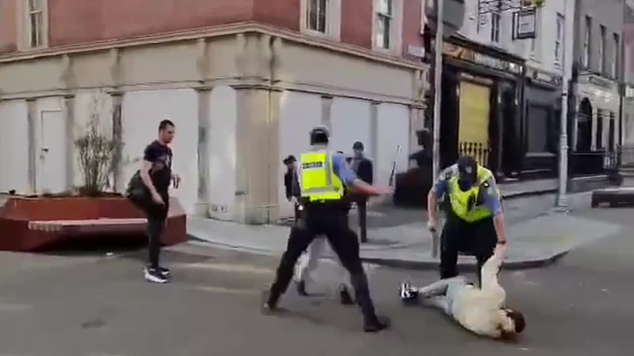 Ireland: Watch as a Coudenhove Kalergi importee launch a surprise attack on police with a knife.