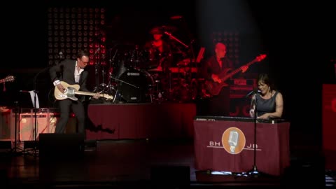 Chocolate Jesus (Tom Waits cover) - Beth Hart & Joe Bonamassa (live)