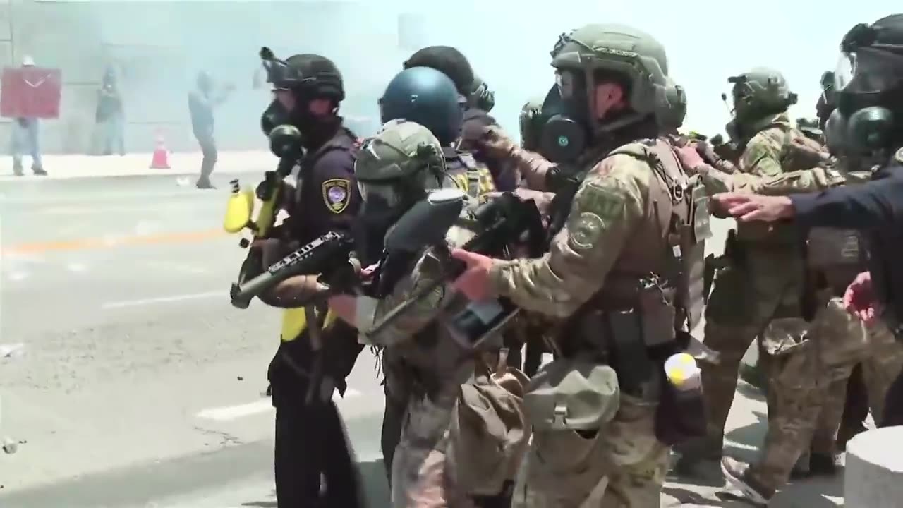 🚩Protesters Clash with National Guard & ICE officers in Los Angeles Riots