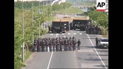 Thai police march towards airport, protests continue