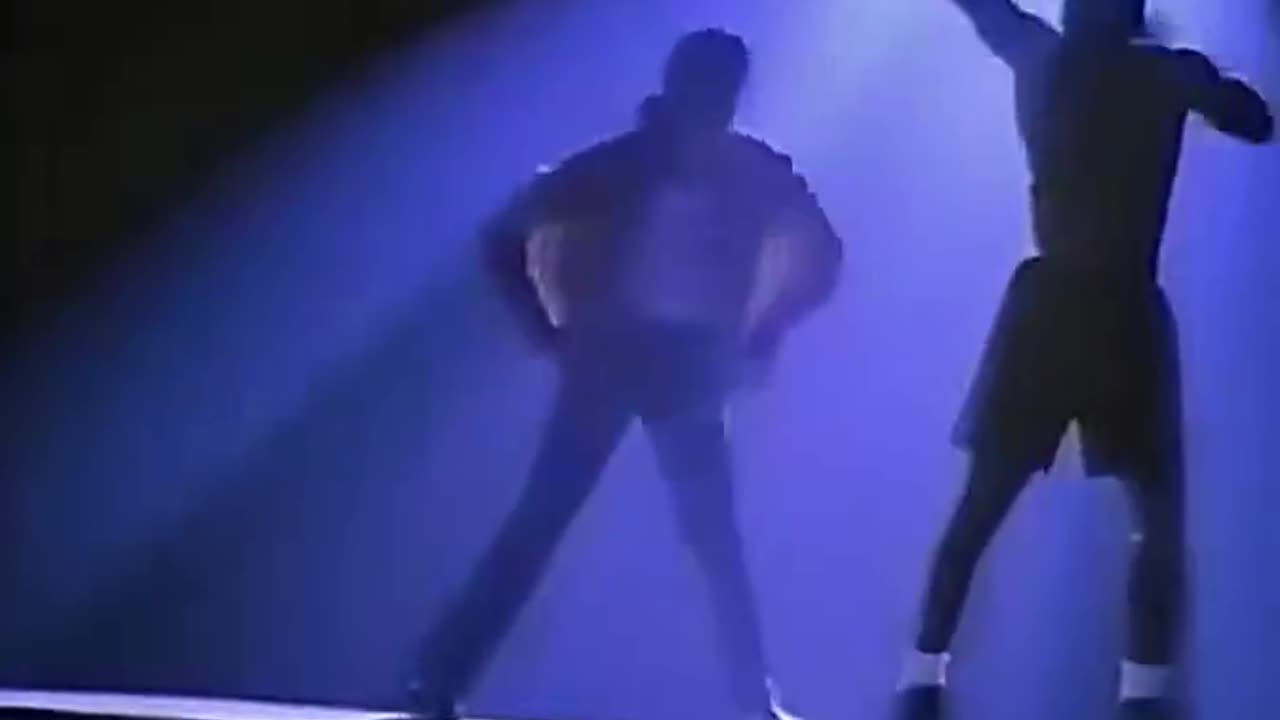 Michael Jackson & Michael Jordan play basketball and learn moonwalk dance