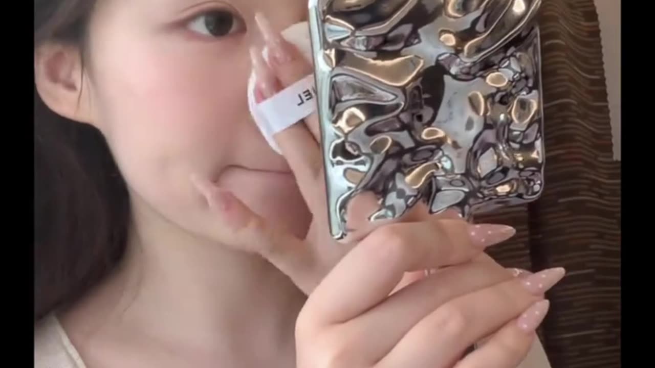 “High-Speed Train Makeup Challenge 🚄💄 | Can You Spot the Missing Steps?”