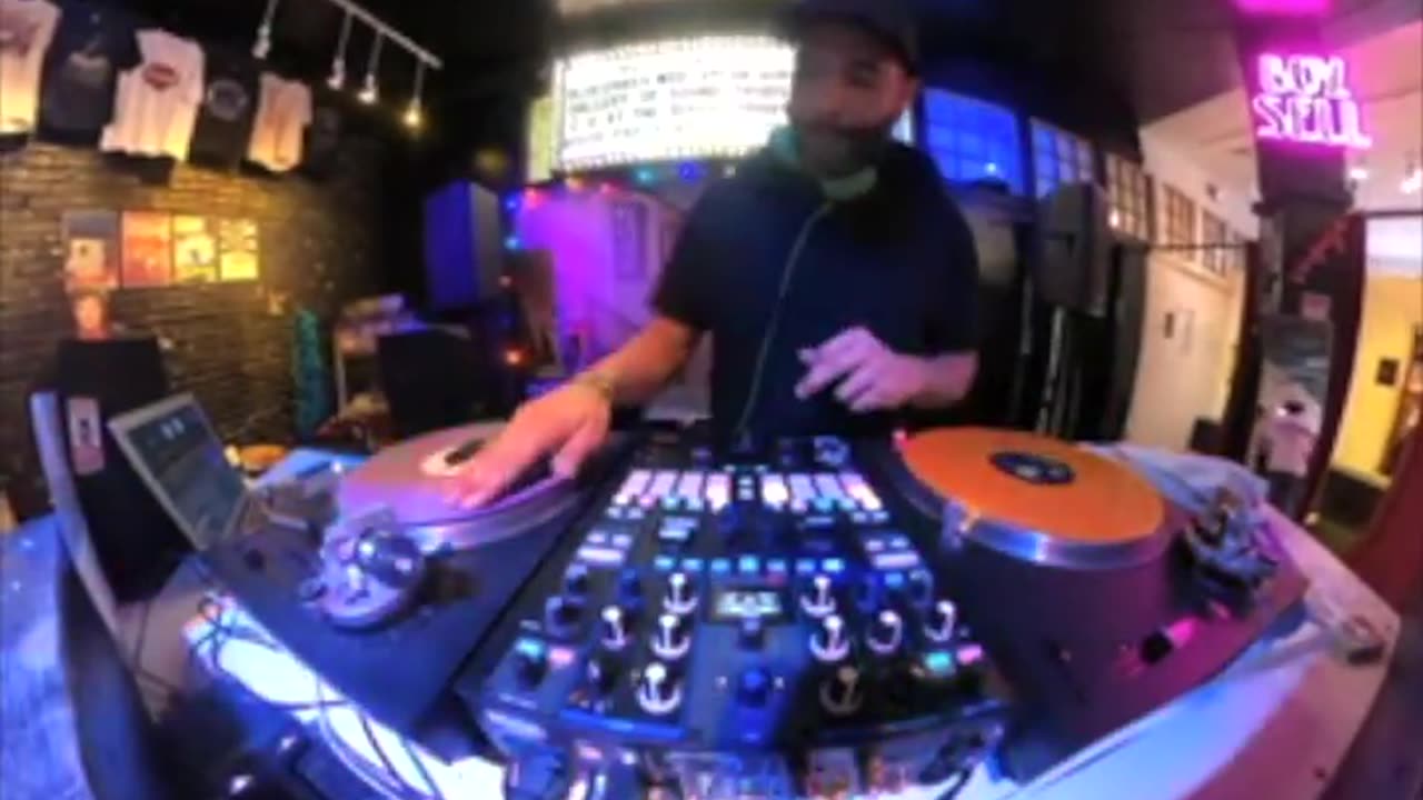 live dj scratching