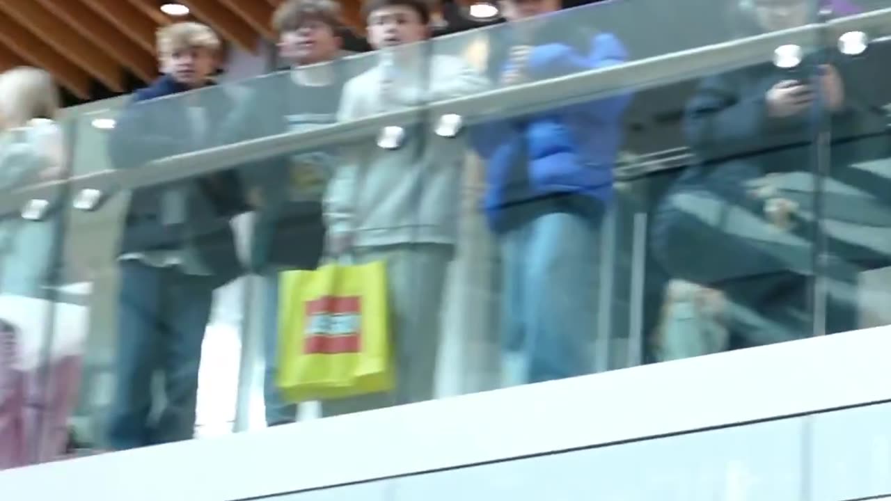 🚧🌍 ACTIVISTS BLOCK TESLA STORE IN LONDON