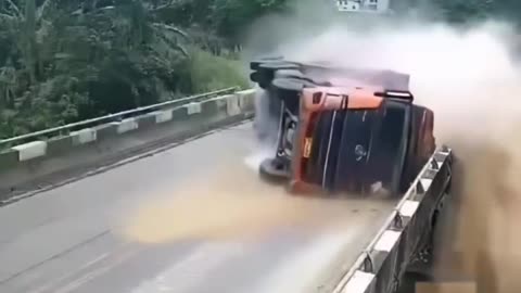 "Loaded Truck Lost Control on Bridge – Terrifying CCTV Crash! 😱🚛"
