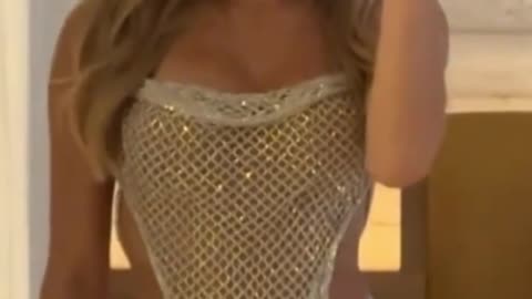 How sexy is this party dress