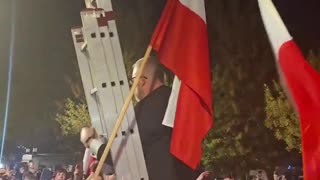 PILNE! Grzegorz Braun podczas swojego wiecu ściąga obcą ukraińską flagę z urzędu miasta