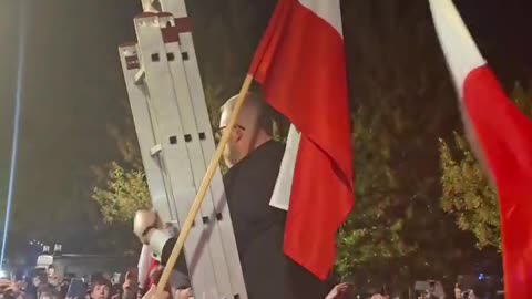 PILNE! Grzegorz Braun podczas swojego wiecu ściąga obcą ukraińską flagę z urzędu miasta