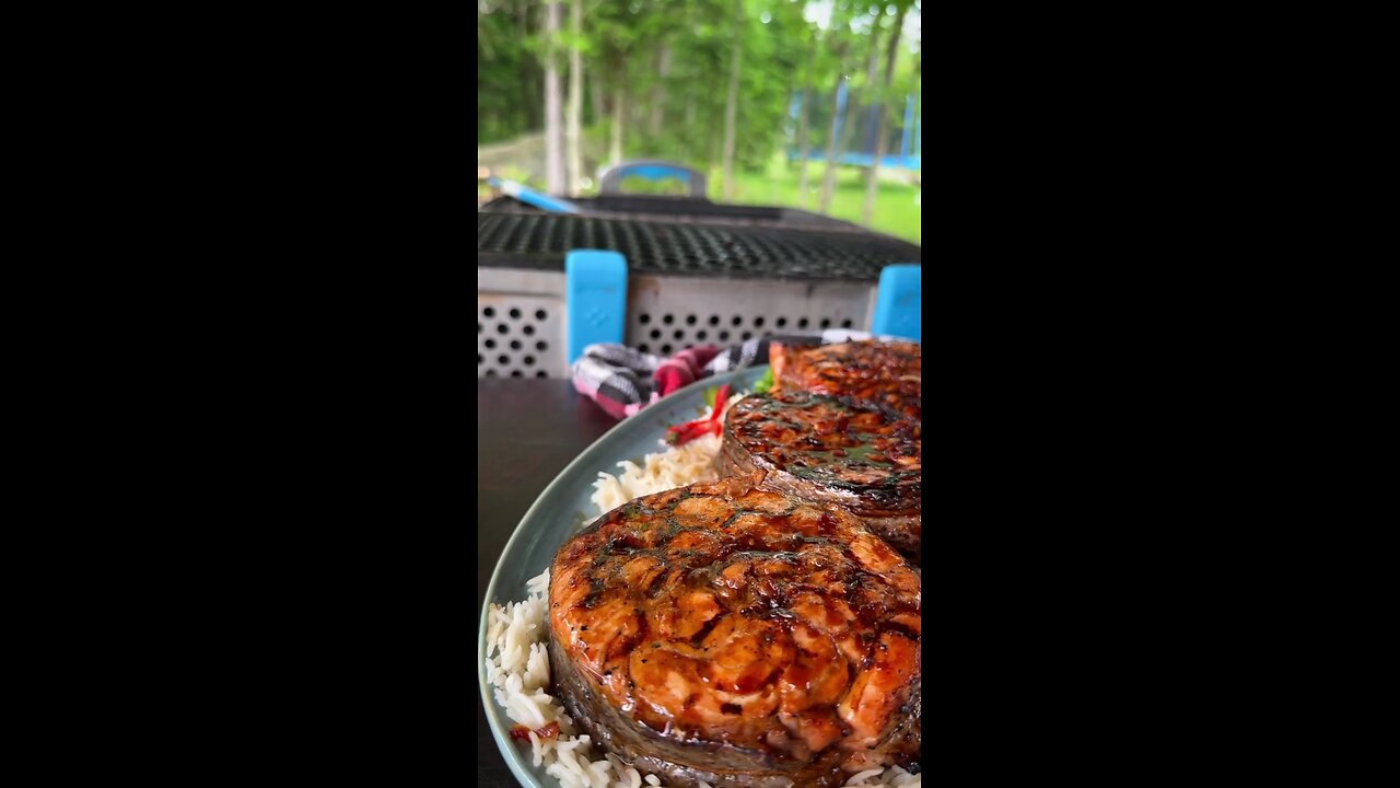 Crispy cheeseburger + brain roll + grilled salmon Cherish