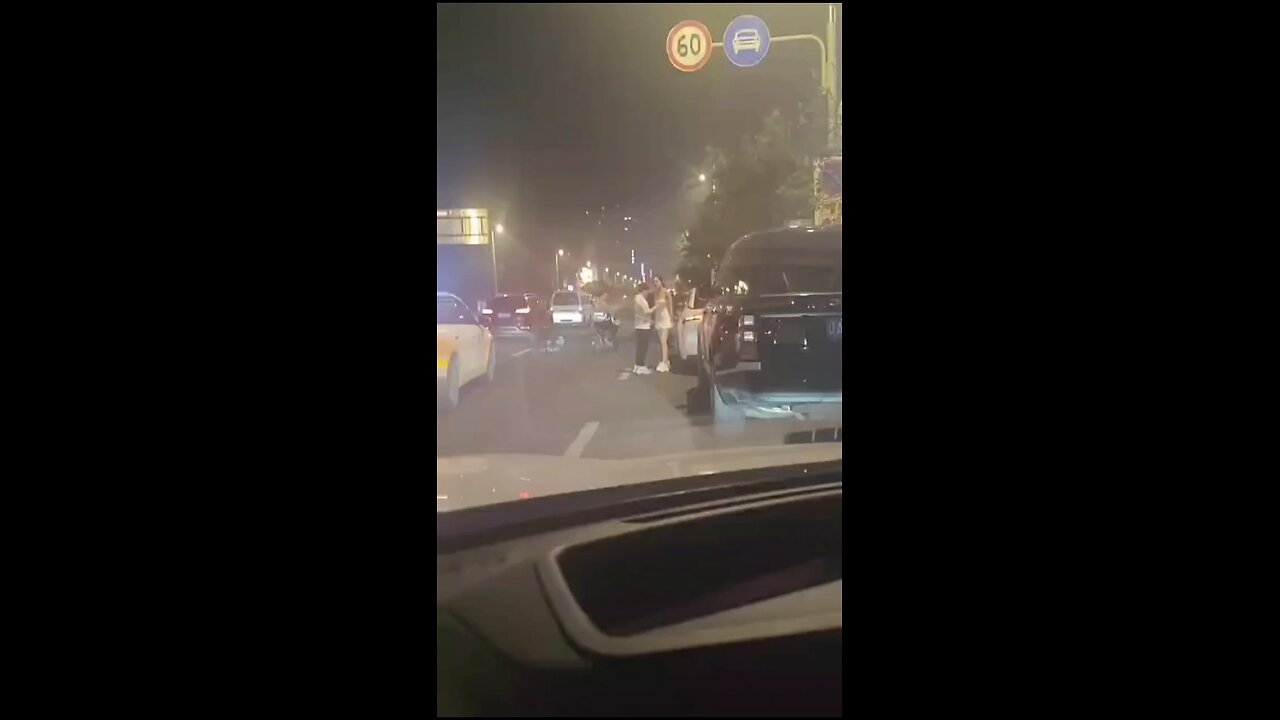 Chinese Stud Was Fed Up With Her Tall Girlfriend Cheating On Her