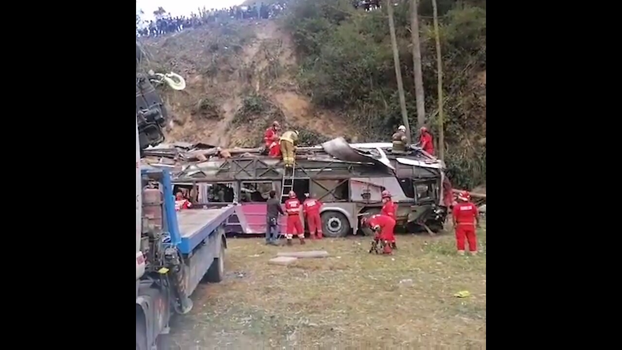 Autobús con 66 pasajeros cae a un barranco en Perú