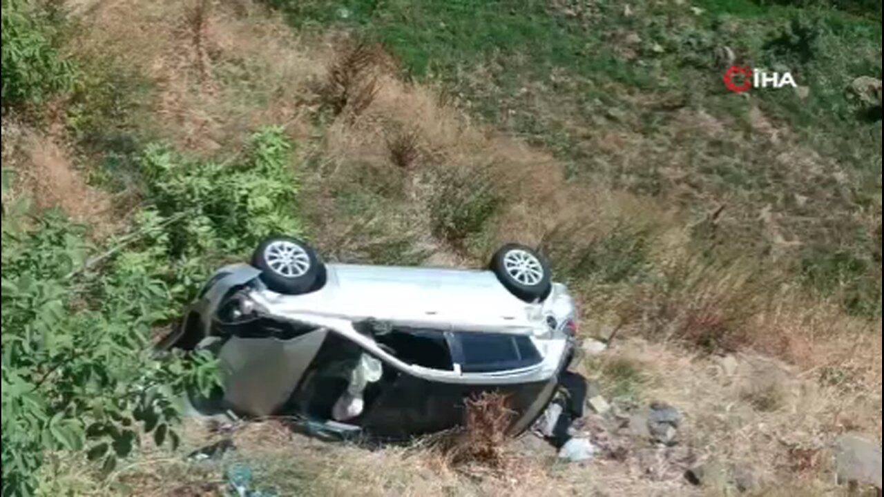 Otomobil duvardan düştü: 2 yaralı