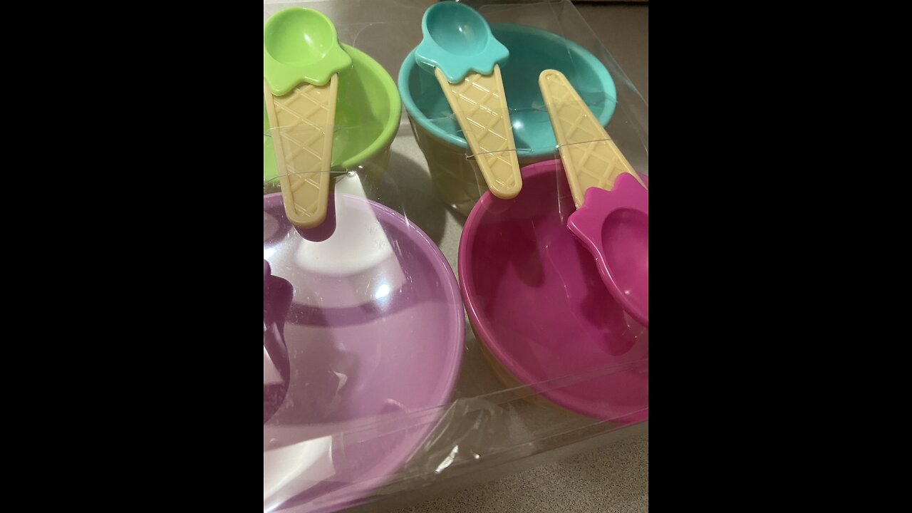 These ice cream dishes are so cute!