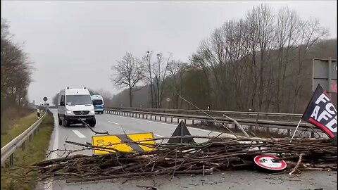 🚩🇩🇪 ANTIFA tried to block the roads leading into Giessen as the