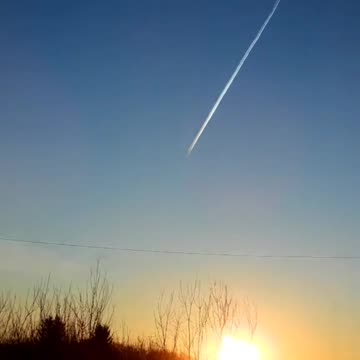 dude with a Nikon p1000 zooms in on a chemtrail planes