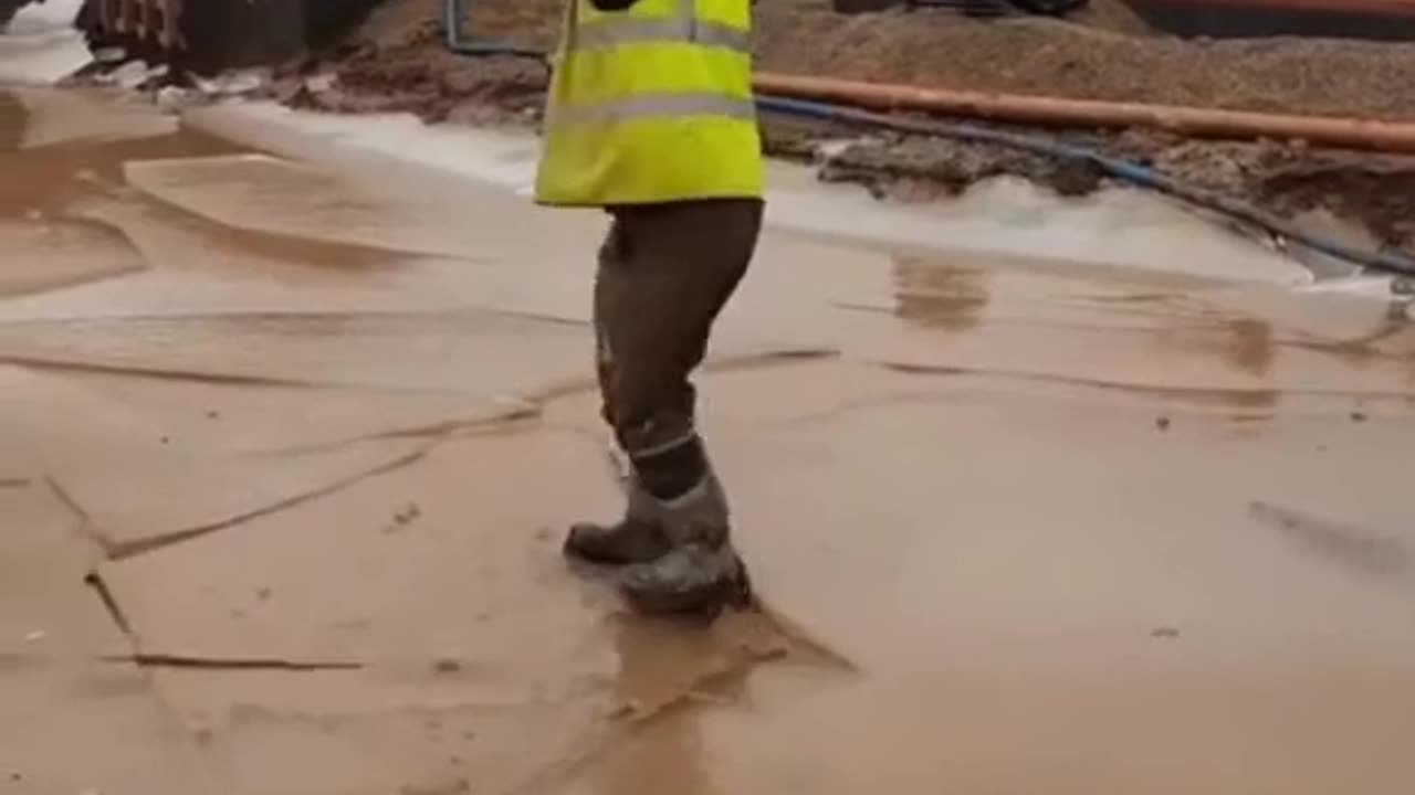 Worker tests loose soil and hilariously fails—watch the moment! 👷♂️😂 #FunnyFails