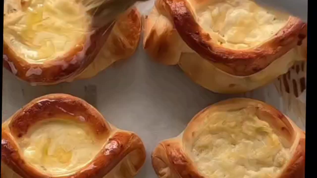 Make a snack for movie time, pastry dough with chicken and cheese