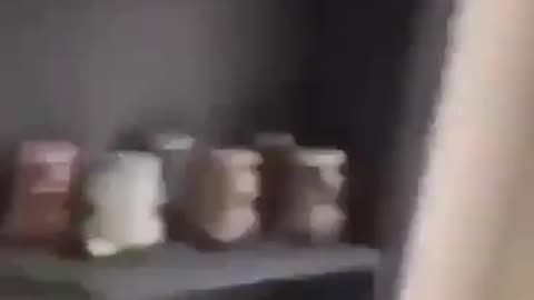 Policjanci i strażak zostali zaatakowani ostrym narzędziem podczas interwencji w jednym