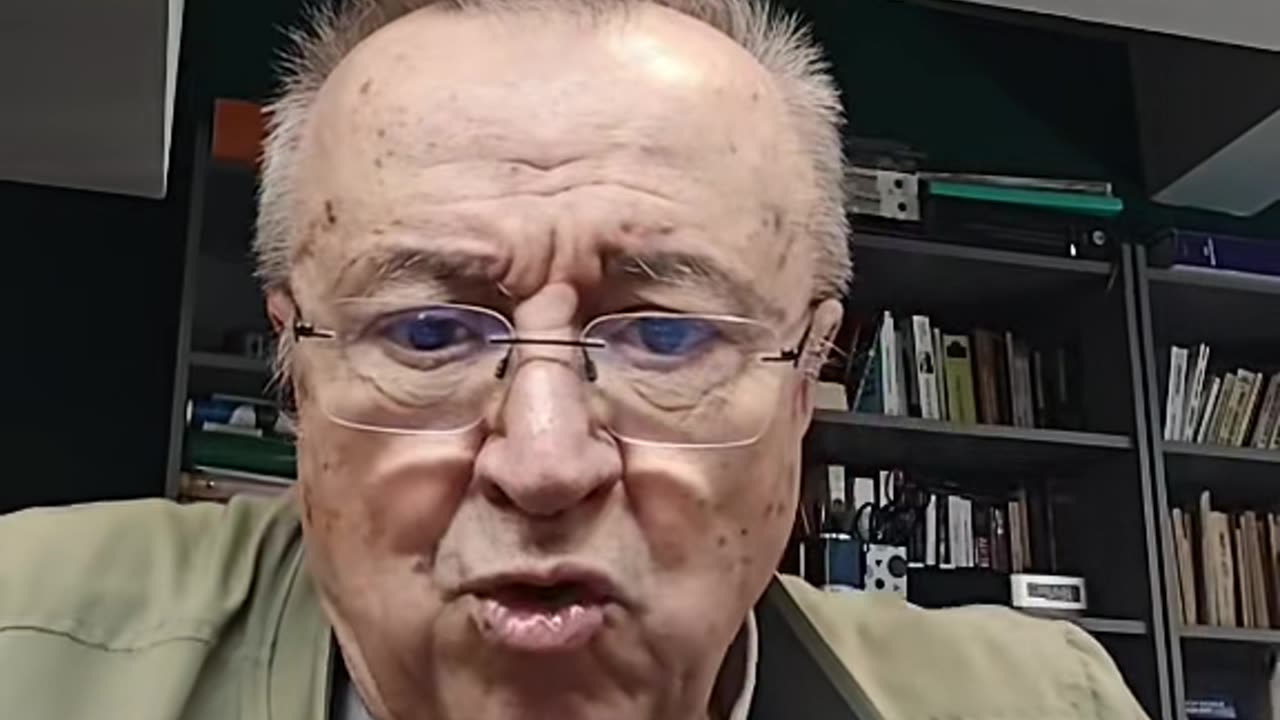 #apr26 Reacția unui popor de şerbi: Iohannis surprins măturând in fața casei