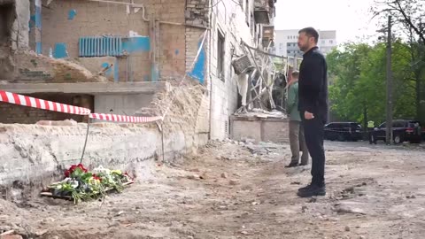 🇺🇦 Zelensky: Today I was at the site of the Russian missile hitting high-rise building in Kyiv.