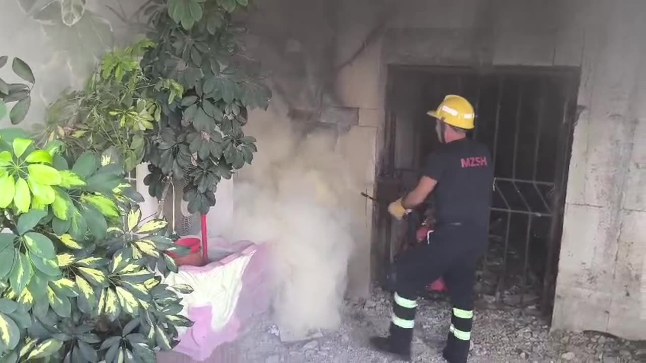 Zjarr në një pallat në Gjirokastër