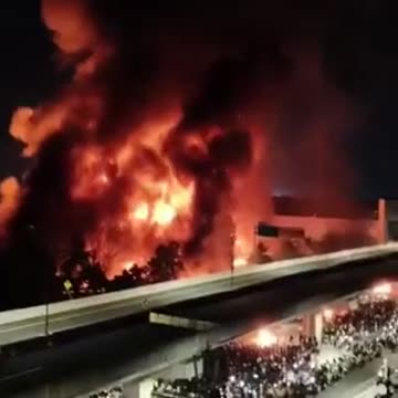 Manifestantes queman ayuntamiento en una ciudad de Indonesia