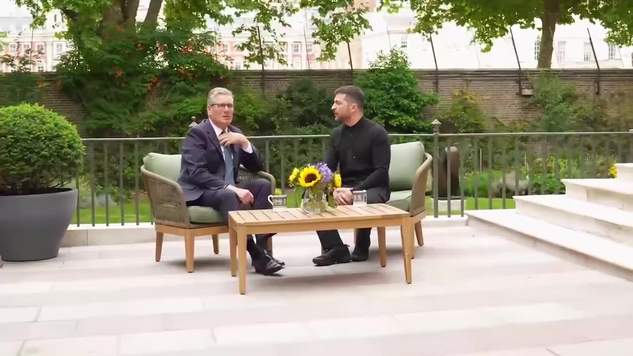 Zelenskyj pred otázkami novinárov hľadal bezpečie Starmerovom náručí.