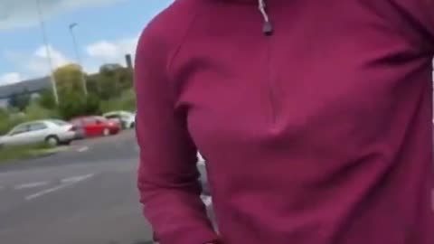“What the hells this Karen doing?”😳Don't idle your car! 🚗