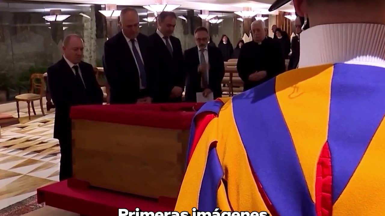 El Vaticano difunde las primeras imágenes del papa Francisco en su ataúd
