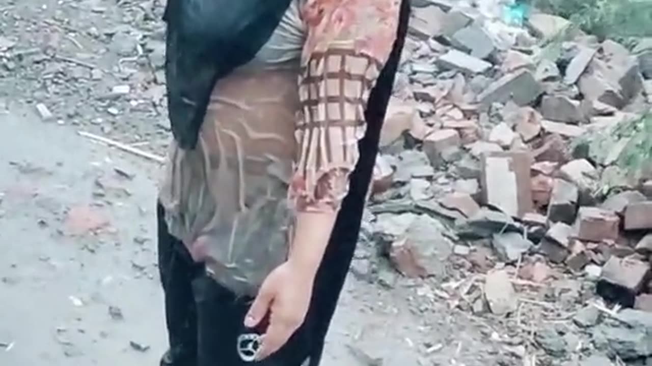 یہ لڑکی ورزش کررہی ہے ، براہ کرم اس کی پیروی کریں اور اسے پسند کریں۔ This girl is exercising, please follow her and like her.