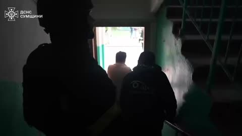 😨 In Sumy this morning, a Russian drone hit a five-story residential building,