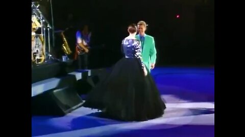 Queen, David Bowie & Annie Lennox perform "Under Pressure"