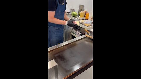 Make toast filled with egg and slice Beef
