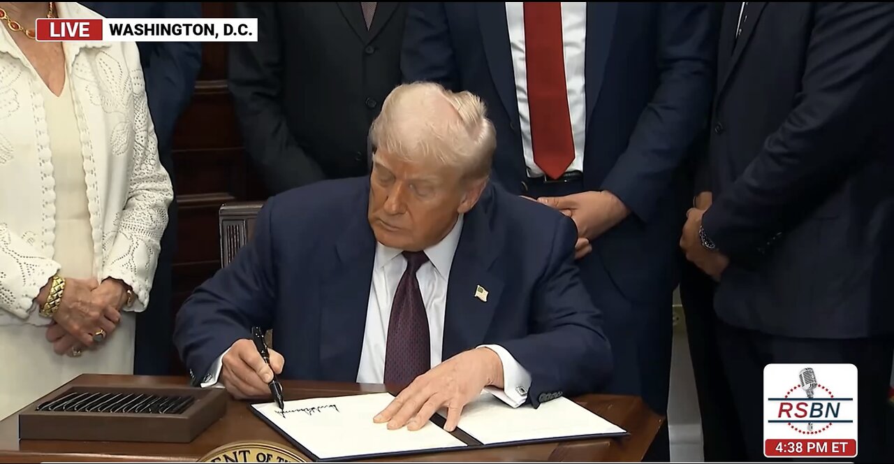 TRUMP❤️🇺🇸🏅🪽🕺SIGNS EXECUTIVE ORDER🤍🇺🇸🏅🪽📜✍️REINSTATE FITNESS TEST IN SCHOOLS💙🇺🇸🏅🪽🤸♀️🏛️🤾♀️⭐️