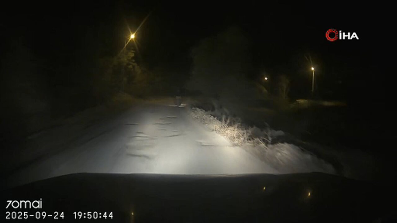 Motosikletli genç dereye uçmaktan son anda kurtuldu