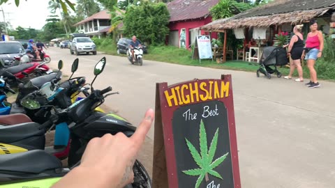 Barefoot couple in Thailand 👣🌿